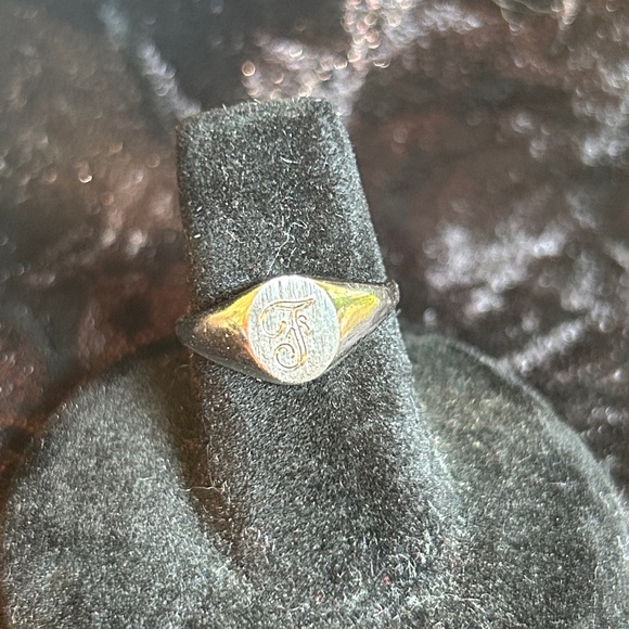 UNCAS VINTAGE Sterling Silver signet ring “F” initial ring - Picture 2 of 3